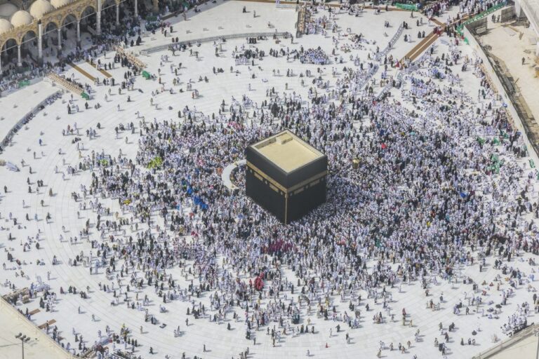 How to Perform Umrah Step by Step for Beginners (Complete 2026 Guide)